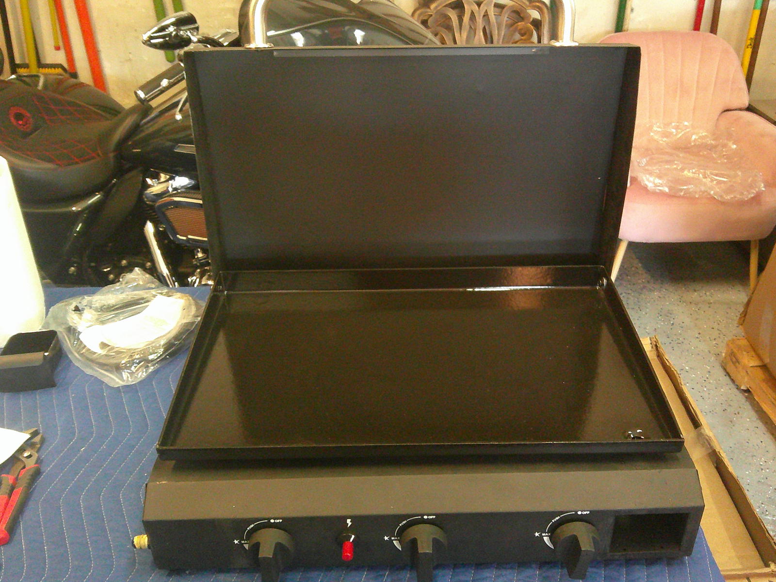 Portable Outdoor LP Gas Griddle Grill with Lid and 3 Control Knobs